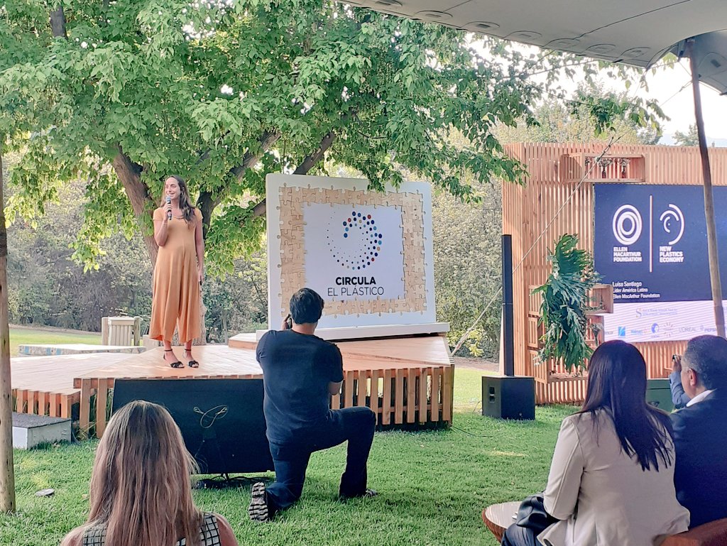 ingurb's tweet photo. Luisa Santiago, Lider LA de #plasticpact nos muestra avances en #ukplasticpact, linea base y trabajo de #wrap en evento #circulaelplastico en #fundacionchile https://t.co/gerVSfvZrA