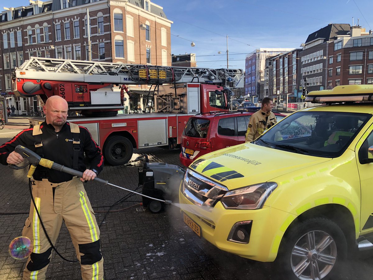 wis_stefan's tweet photo. Vanmiddag m’n voertuig laten wassen voor het goede doel @BrandweerAA. Ze zamelen geld in voor de brandweermannen in Australië. Zij zijn al weken lang hard aan het werk op vrijwillige basis. #australiafirefighters @Rijkswaterstaat https://t.co/dw1XxGaRuv