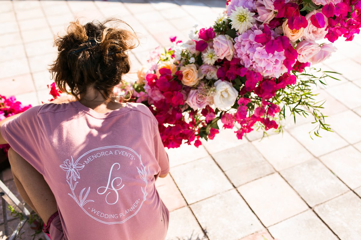 LaiaSegui's tweet photo. El equipo de floristas en su salsa, fotografiados por L'Atelier - Fotografia Menorca 
·
#MenorcaEvents #WeddingPlanner #EventsPlanner #Floristas #Menorca #CasateEnMenorca #NaturalFlowers #Decoracion #TuBodaAlAireLibre #Love #HandMade https://t.co/kAc6dubfro
