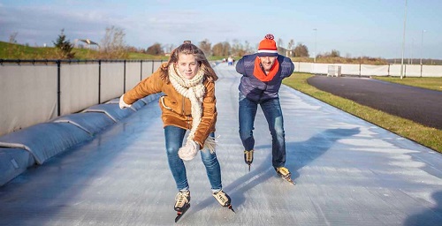 sportflevo's tweet photo. Op 8 februari start het triathlonseizoen in #Flevoland met de @Flevonice Wintertriathlon. Primeur dit jaar is de wintereditie van de Familie Trihartlon: schaatsen, mountainbiken en hartlopen met het hele gezin! #TriFlevo https://t.co/vmzmVCC6DR https://t.co/KJU99wO58t