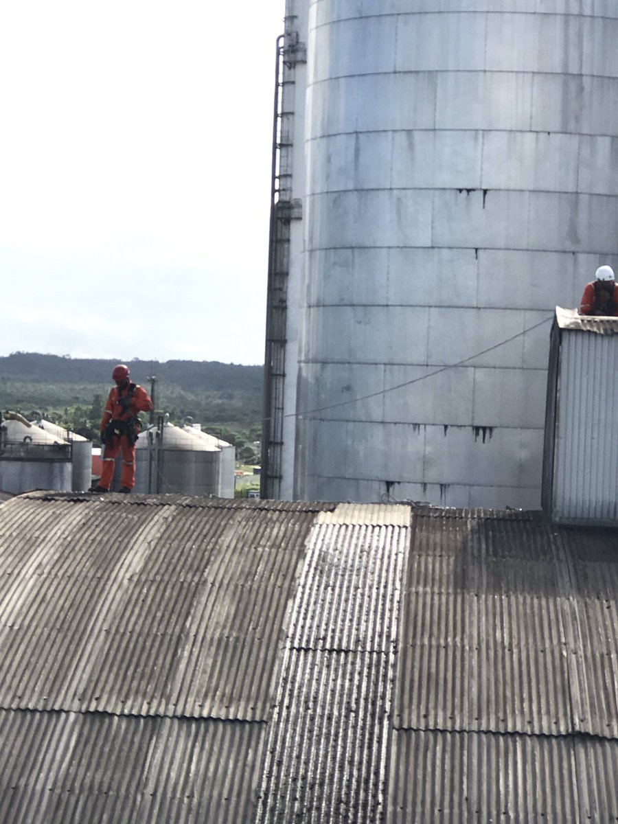 MpxAlpinismo's tweet photo. Manutenção de telhado https://t.co/vwH6OZyuEH