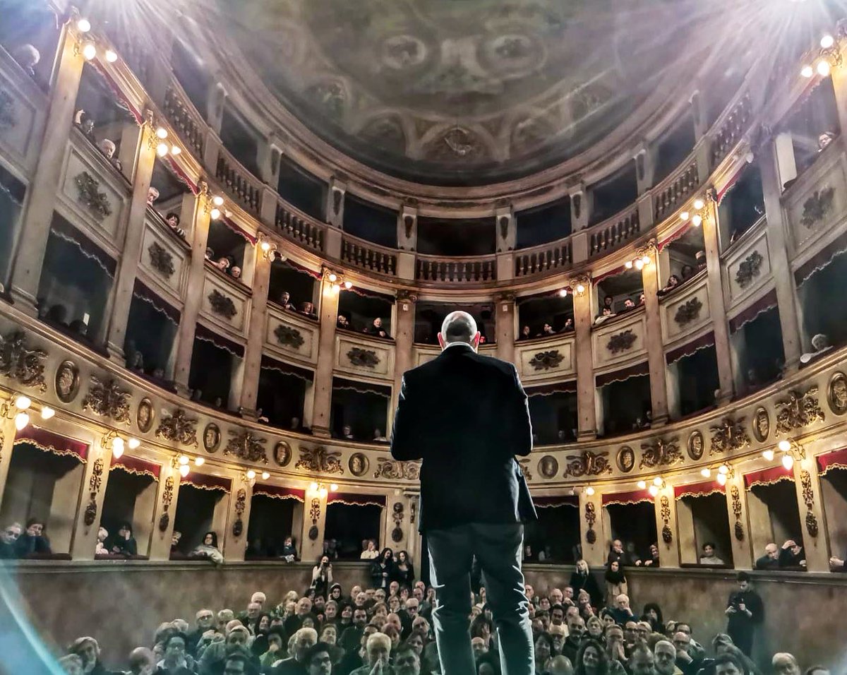 sbonaccini's tweet photo. Ieri sera teatro di #sangiovanniinpersiceto strapieno con tanta gente rimasta fuori. Grazie per il vostro sostegno ❤️ https://t.co/QbAfKw2ed7