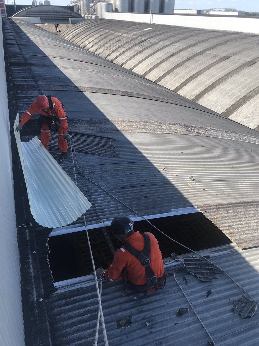 MpxAlpinismo's tweet photo. Manutenção de telhado https://t.co/BDmHCFOUv8