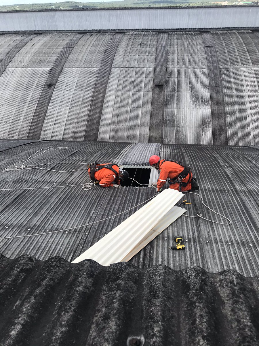 MpxAlpinismo's tweet photo. Manutenção de telhado https://t.co/BDmHCFOUv8