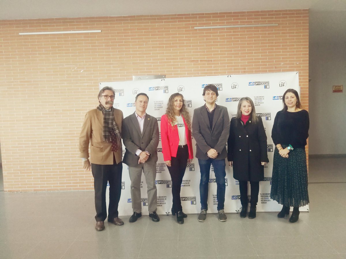 HadaMSG's tweet photo. Empezamos la Gala #Proyeccom20 en la #FCom de la @unisevilla con ilusión y emotividad ¡Mucha suerte a todos los proyectos digitales! #innovación y #emprendimiento. Gracias a @marramirez @aprensasevilla @aemprende @cadesevilla @rtve @JavierdeDomingo @GrkaZubizarreta https://t.co/cTZr1lUJ6p