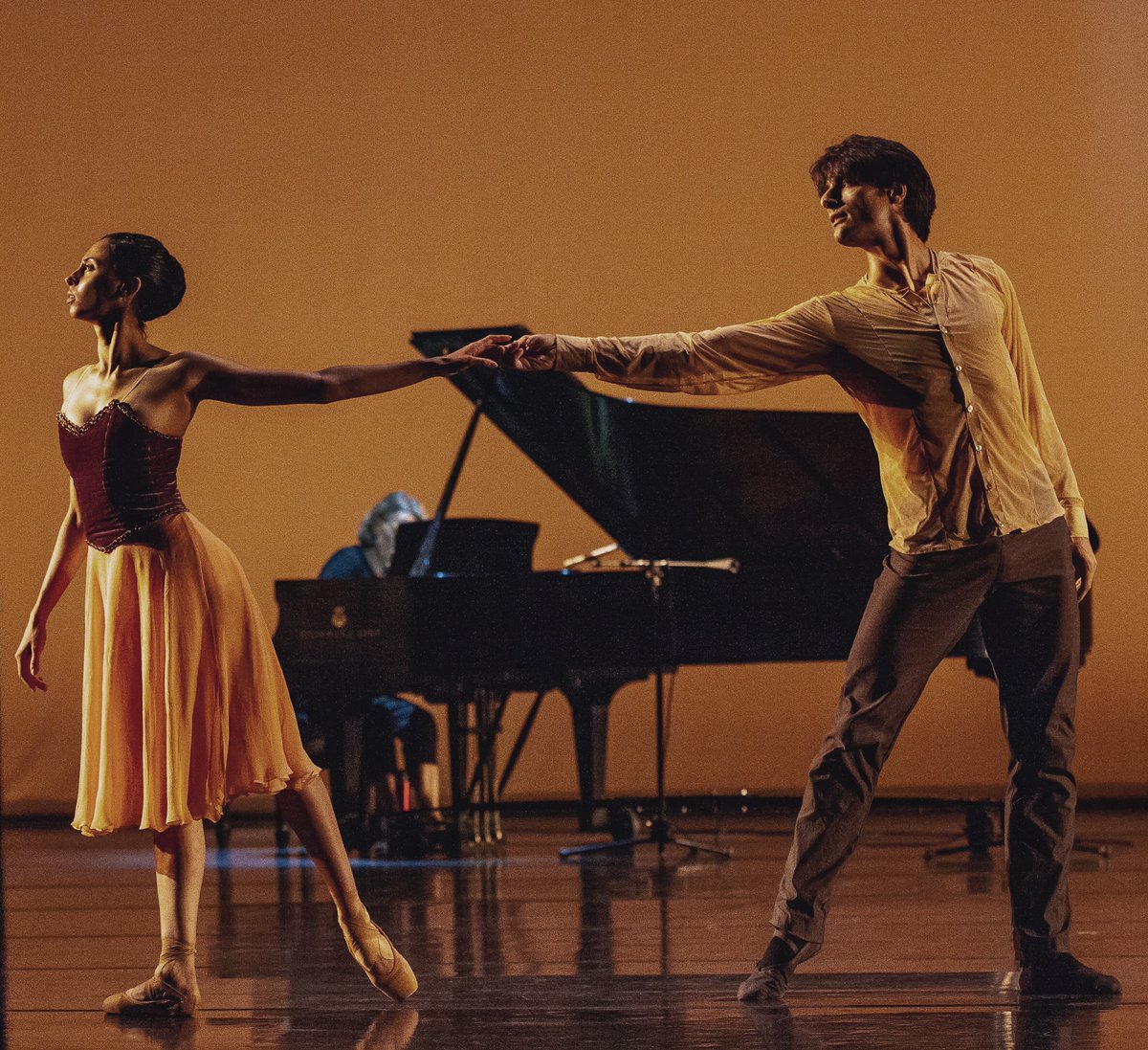 INAEM_Cultura's tweet photo. Tras el gran éxito de #ElCascanueces en el @TeatroZarzuela y en el Teatro de la @Maestranza, la @CNDanza prepara su próxima gira: entre el 28 feb y el 1 mar se subirá al escenario del @TCalderonVLL con un programa de coreografías de #Duato, #Forsythe y un estreno de #Amarante💃😍 https://t.co/Ejae4zTDr9