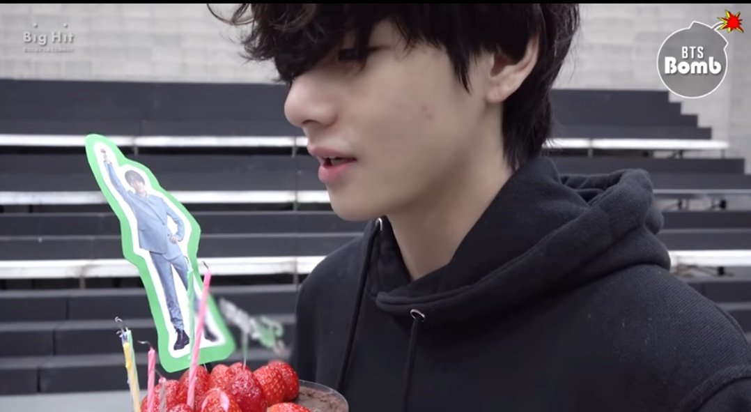 BangtanINDIA's tweet image. [#BTSVIDEO]

Taehyung's surprise birthday party!! 🎂🎉

Turn on the Cc and select English to get the subs - 

(youtu.be/FlRKvErmOHc)

#BTS @BTS_twt #방탄소년단