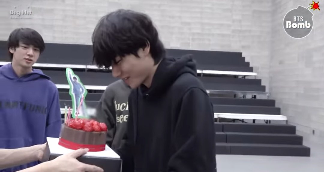 BangtanINDIA's tweet image. [#BTSVIDEO]

Taehyung's surprise birthday party!! 🎂🎉

Turn on the Cc and select English to get the subs - 

(youtu.be/FlRKvErmOHc)

#BTS @BTS_twt #방탄소년단