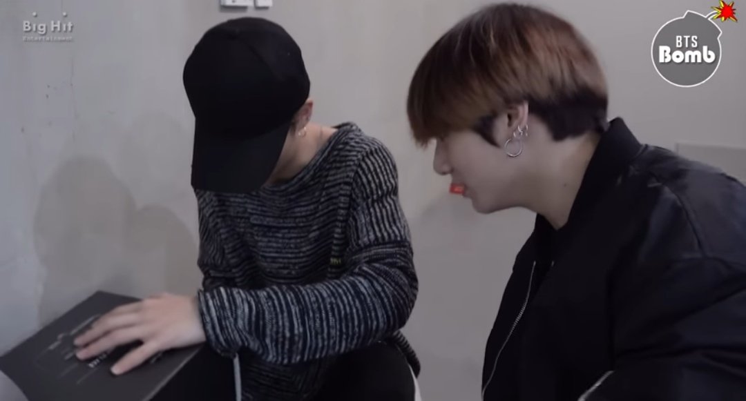 BangtanINDIA's tweet image. [#BTSVIDEO]

Taehyung's surprise birthday party!! 🎂🎉

Turn on the Cc and select English to get the subs - 

(youtu.be/FlRKvErmOHc)

#BTS @BTS_twt #방탄소년단