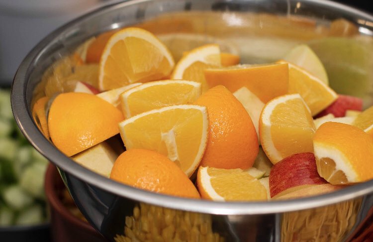 PrincipalsEdu's tweet photo. Many fruits &amp; vegetables including oranges have a high water content. Why not add these to your salad bar this week? #ThursdayMotivation 
#H2OChooseWater #TheFreshCollective
@chandco @chefneil2 @BPretlove @StAnnesVauxhall @schoolnmps @PirbrightSchool @e4emagazine @EDUcateringmag https://t.co/7uAfD6Dy2F
