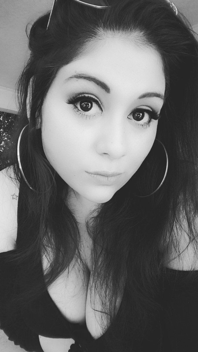 DekayArts's tweet photo. twinkle little star #selfie #blackandwhitephoto #thingsthatjustsitonmyphone #angelDekay #photo #cantsleep #snap https://t.co/3o13PKAVOa