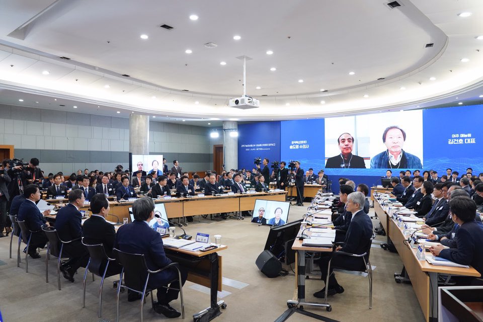 새해 정부 첫 업무보고를 과기정통부와 방통위부터 시작합니다. 대한민국의 미래가 과학기술 강국, 인공지능 일등국가, 디지털 미디어 강국에 있다는 의지를 담아 과학기술정보통신의 현장에서 과학기술인, 전문가, 연구·개발자들을 함께 모시고 업무보고를 갖게 되었습니다.
www1.president.go.kr/articles/7974