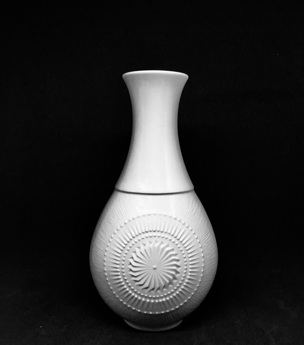 BcnVintage17's tweet photo. Florero de porcelana Biscuit Op Art Alemania 1960βs #vintage #jarron #vintagebiscuit #biscuitop #opart #vase #porcelana #raval #deco #vintageporcelain #florero #florerovintage #barcelonavintage17 #schumannporzellan #interiordesign #vintageinterior https://t.co/plf74s8Aig