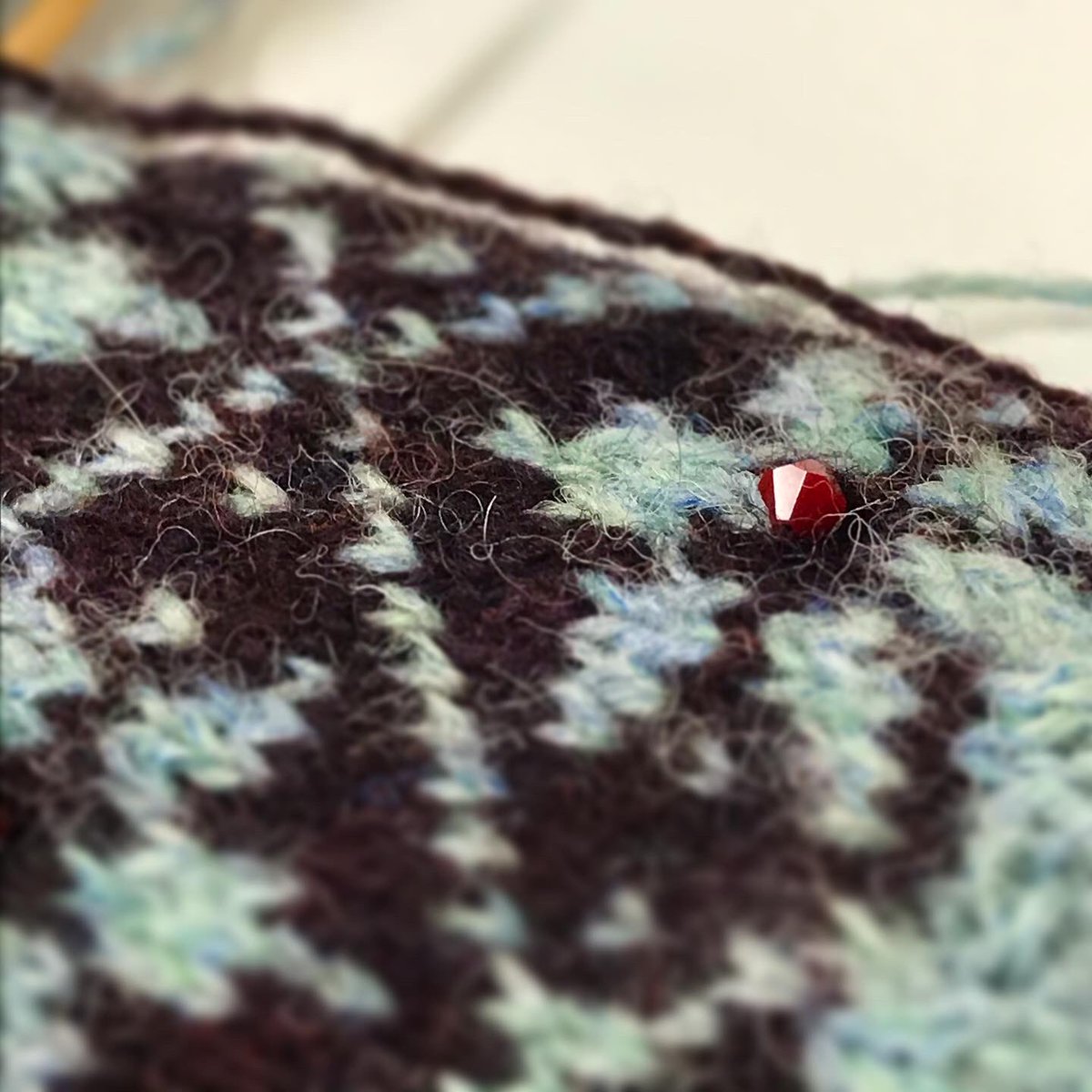 赤いスワロフスキーを控えめに入れています。キラリン✨
#knitting #handknitting #fairisleknitting #fairisle #jamiesonsspindrift #jamiesonsofshetland #swalovski