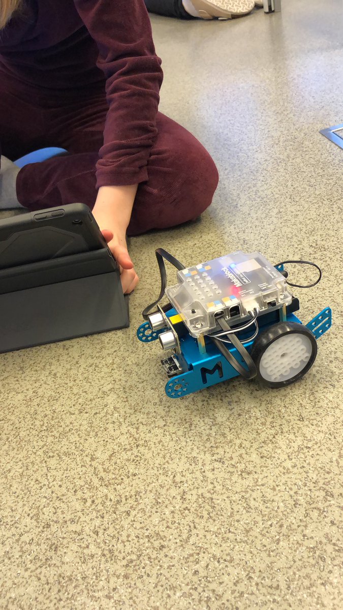 Har blitt fan av mBoten🙌🏼 Via sekvenser har til og med undertegnede fått bredere kodekompetanse! <a href="/Makeblock/">Makeblock</a>