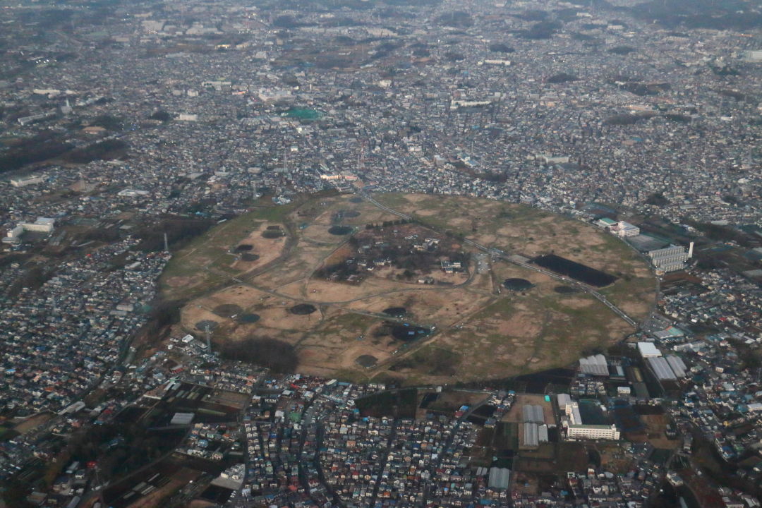 住宅に囲まれた「まん丸」な土地が。1945年に米軍に接収され2014年に返還された横浜市泉区にある旧深谷通信所の跡地です。横浜市の計画によると
