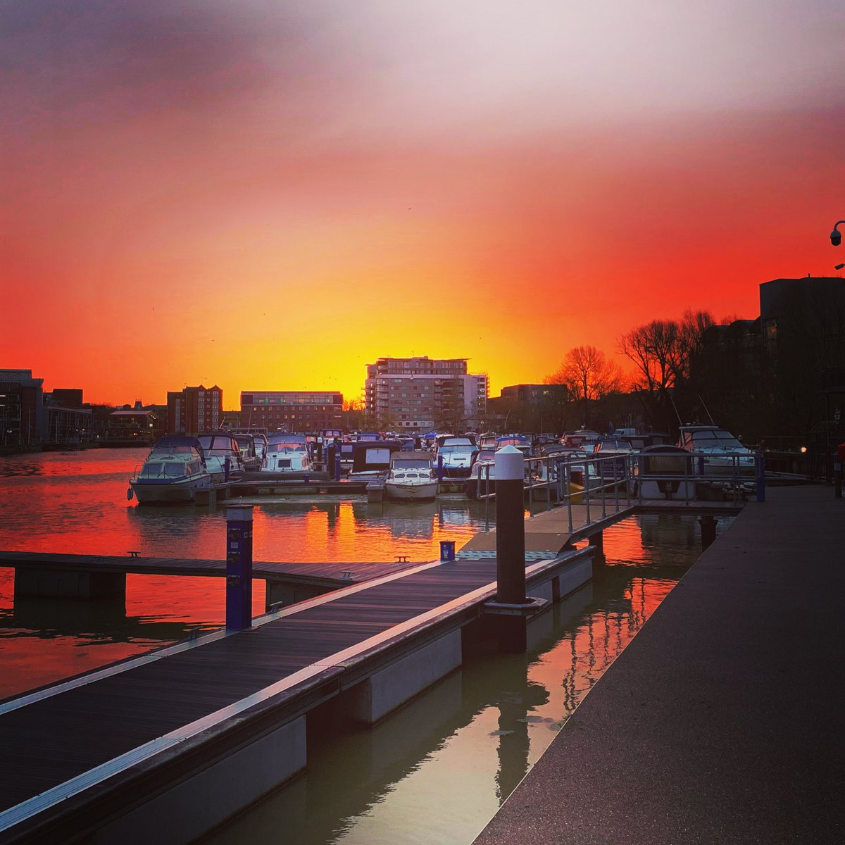UoLAccomm's tweet photo. What a view! π
An amazing sunrise on the way in to work this morning. We love our campus π
Weβre so lucky to have some of our residences on the brayford pool!
#LoveLincoln #Sunrise #ohwhatabeautifulmorning #OurCampus #BrayfordPool #UniLincoln #whataview #theviewfrommywindow https://t.co/Io8s3CxySc