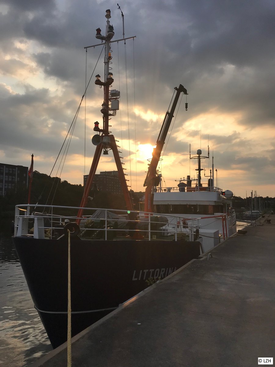 ROBUST_EU's tweet photo. LIBS system tested with the research ship LITTORINA from @GEOMAR_en on the Baltic Sea. Relevant emission lines of zinc and copper could be detected under water

@EU_EASME #geology #rawmaterials #mineralogy #energy https://t.co/DdVcN9pKmP