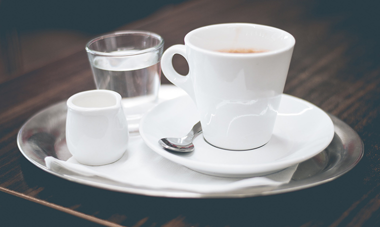 Acqua o #caffè: chi sa cosa andrebbe bevuto prima? 
Sul nostro #blog ve lo spieghiamo. bit.ly/36YhKTT