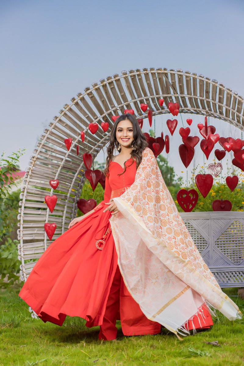 Ikhattofficial's tweet image. Embroidered intricate floral motifs, this Orange Ditsy Suit Set featuring a sweetheart neckline is paired with a cotton pants. 

Available in sizes (XS, S, M, L, XL, XXL, XXXL)⠀

#ikhatt #suitsets #ethnicwear #indianwear #stylish #outfit #trends #lookgoodfeelgood