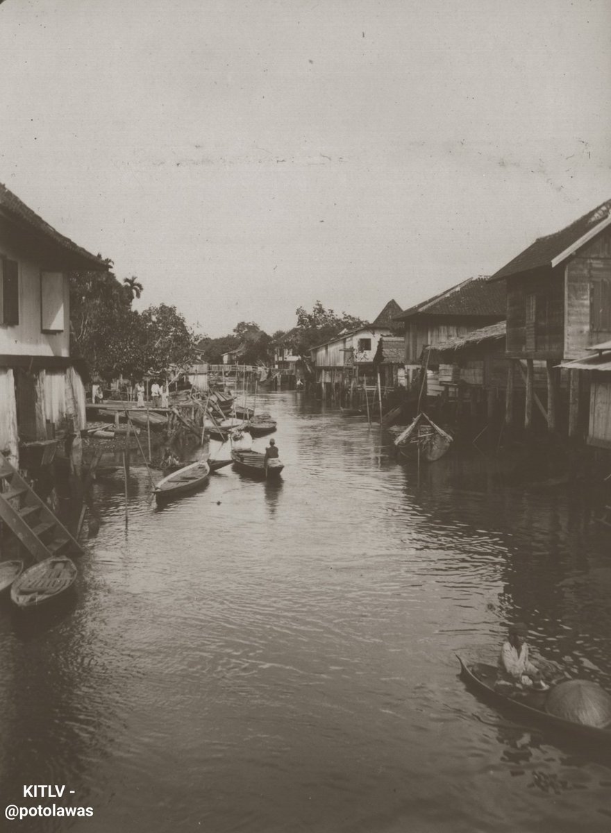 potolawas's tweet photo. Sungai di Palembang, circa 1919.
•
📸: KITLV
•
#potolawas #potolawaspalembang #baturajainfo #baturajahits #potolawaspalembang #palembang #palembangcity #explorepalembang #infopalembang #lampung #lampungeksis #visitpalembang #jelajahpalembang #sungaipalembang #rivier https://t.co/jnHamLQw1y