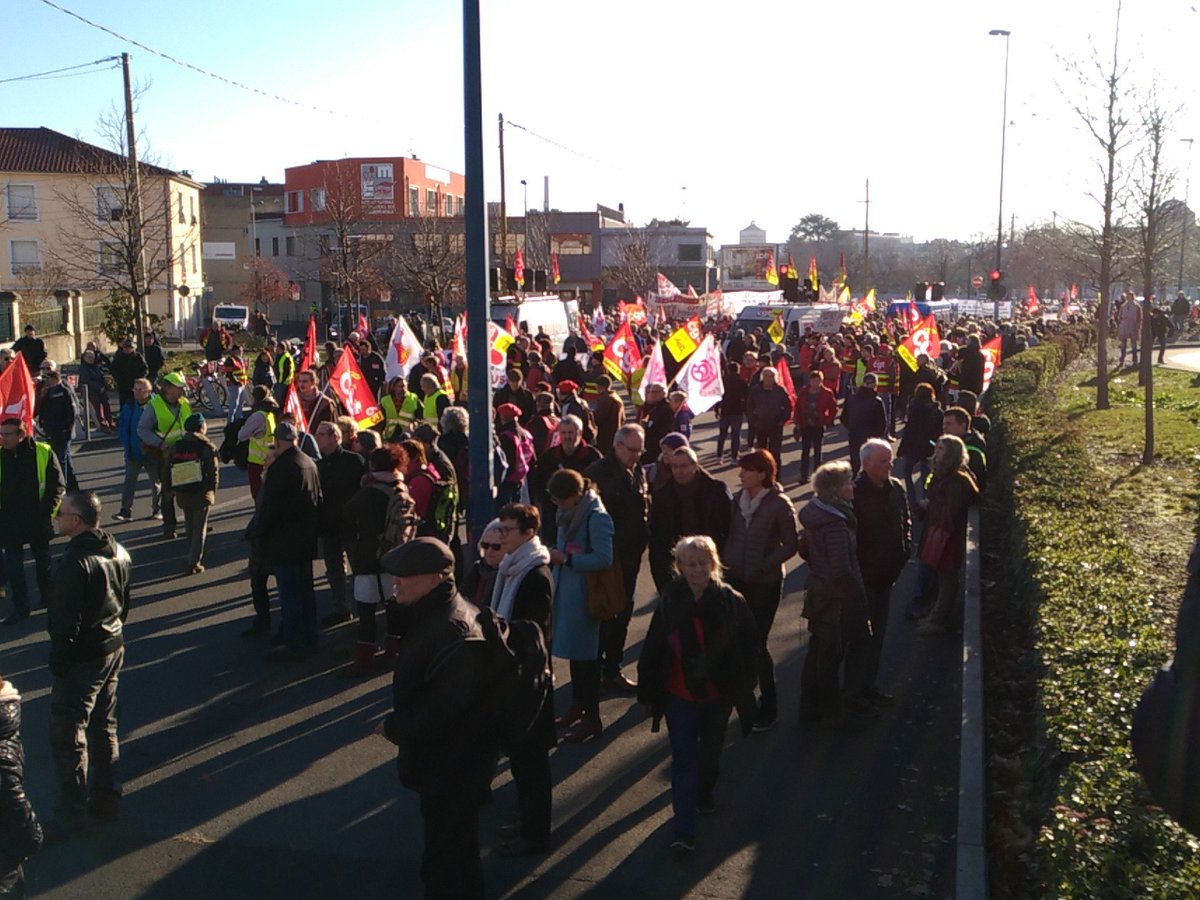 antony_cf's tweet photo. Le cortège de la manifestation va partir des Carmes. Un peu plus nombreux que lors du rassemblement de mardi et ses 1.500 manifestants. https://t.co/NDGi4wAGQf