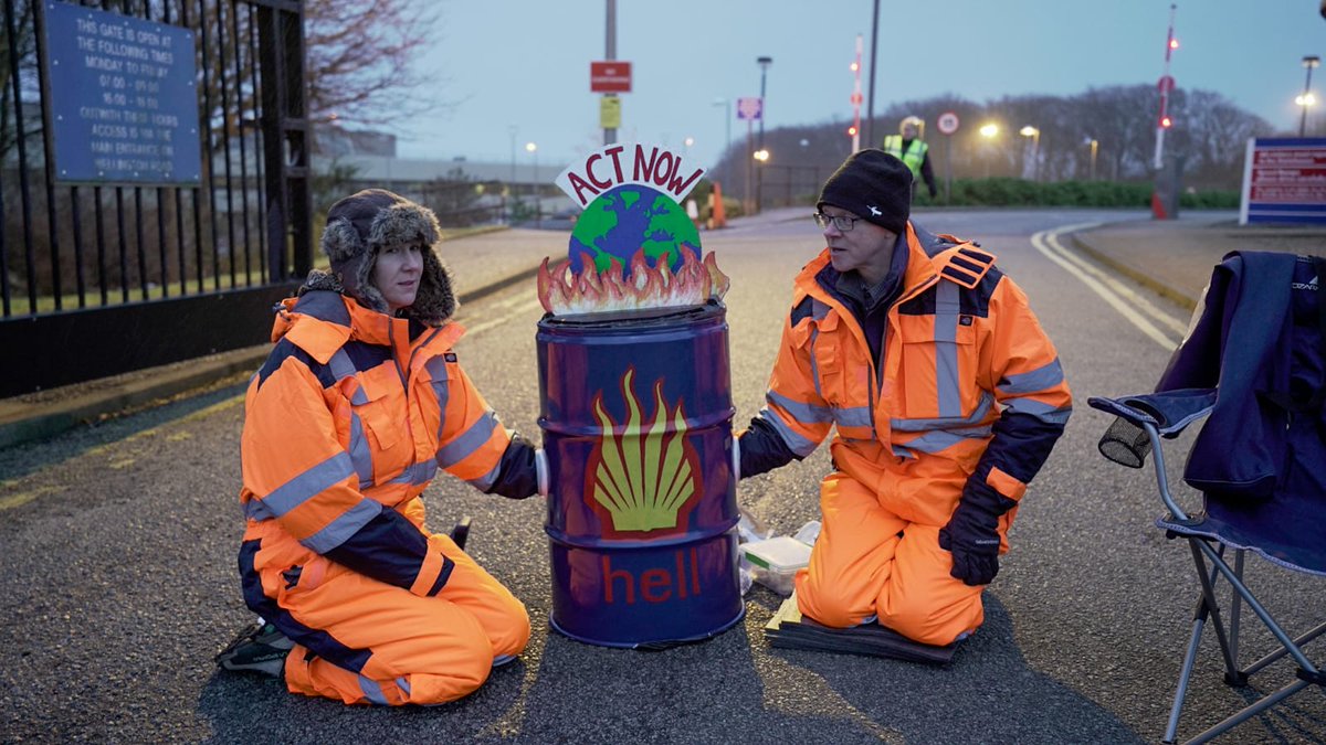 ScotlandXr's tweet photo. Extinction Rebellion Scotland are blocking the entrances to the @Shell_UKLtd offices in Aberdeen. 

Because Shell is killing us while making a killing, holding our economy to ransom and lobbying against alternatives.

#RigRebellion2 https://t.co/zdJcOibNro
