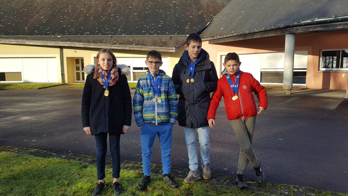 Remise des médailles suite au championnat départemental d'athlétisme hivernal par équipe : une 1ère place en haies 🥇 et en lancers 🥇, et une 3ème place en vitesse 🥉 pour nos benjamins et benjamines 💪 Bravo à eux !!! 👏 <a href="/unss/">UNSS_National</a> <a href="/UNSS_CAEN/">UNSS CAEN</a> <a href="/UNSSOrne/">UNSS Orne</a> <a href="/dsden61/">DSDEN61</a> <a href="/ornedepartement/">Département de l'Orne</a>