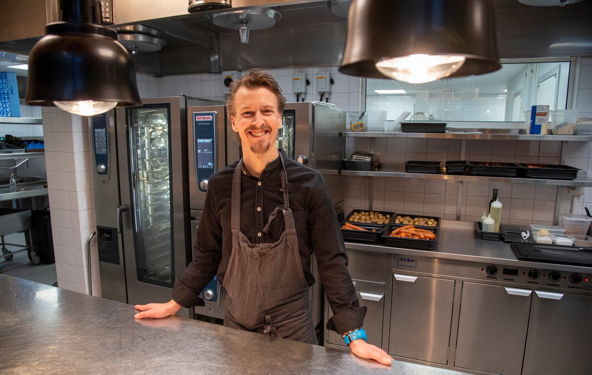 orebrouni's tweet photo. Grattis till kocken Paul Svensson – ny hedersdoktor vid Örebro universitet!
#mat #matlagning #smaker #middag #matsvinn
https://t.co/ODEuKdBDUC https://t.co/id1AA8cWZA