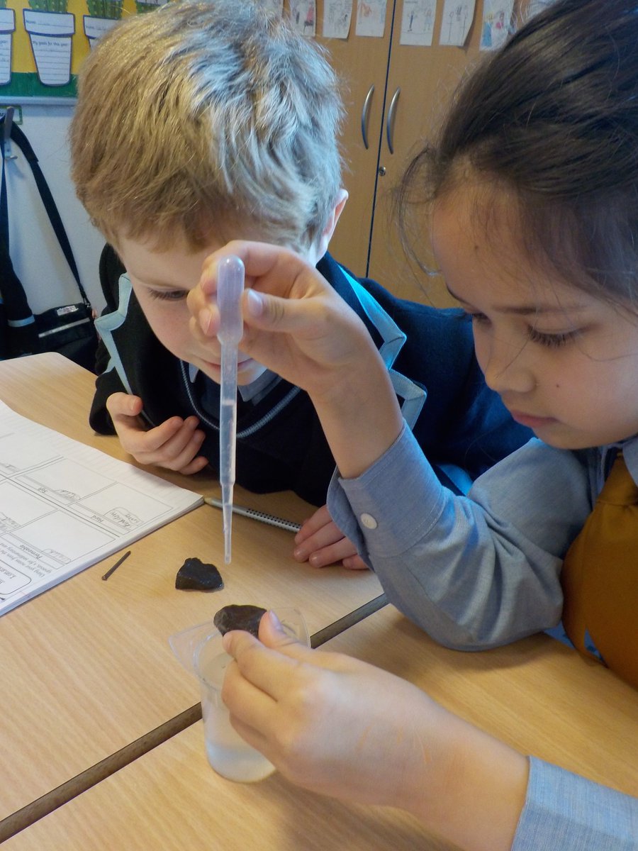 HolmewoodOnline's tweet photo. 3CS Investigating the properties of rocks. #Geology #UnderstandingThePast #Classification https://t.co/m6KxCyVBYw