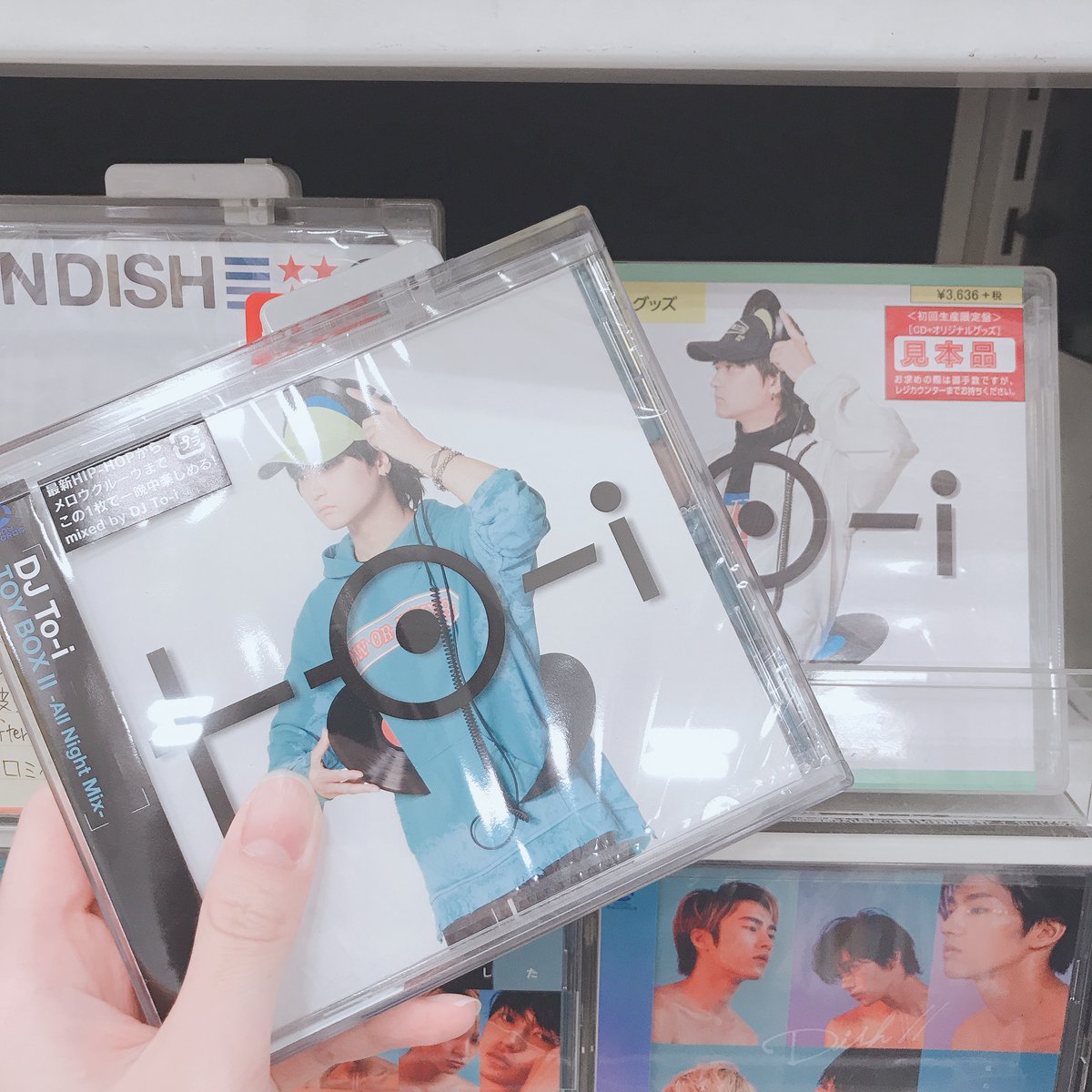 TOWER_ArSapporo's tweet photo. 【#DJTo_i】
大注目の4人組ダンスロックバンド"#DISH//"の
メンバーTo-iによるミックスCD第2弾🤩🙌
『TOY BOX II-All Night Mix-』
絶賛発売中です~~~!!!!
J-Hip Hopを中心に定番曲から話題曲まで
幅広く全41曲をセレクト✨ https://t.co/p5XjYkJARi