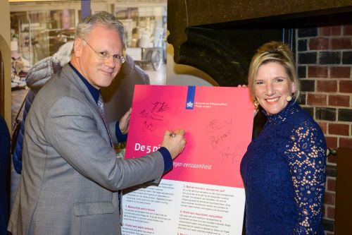 Midden_Delfland's tweet photo. @Midden_Delfland sluit zich aan bij landelijk actieprogramma
Eén tegen eenzaamheid. Met elkaar de eenzaamheid onder ouderen doorbreken, daar werken wij aan. Kijk eens in je eigen omgeving wat jij kunt doen. https://t.co/fGkqZn4R6J. #eentegeneenzaamheid @Hans_Horlings https://t.co/QepUgPMfTf