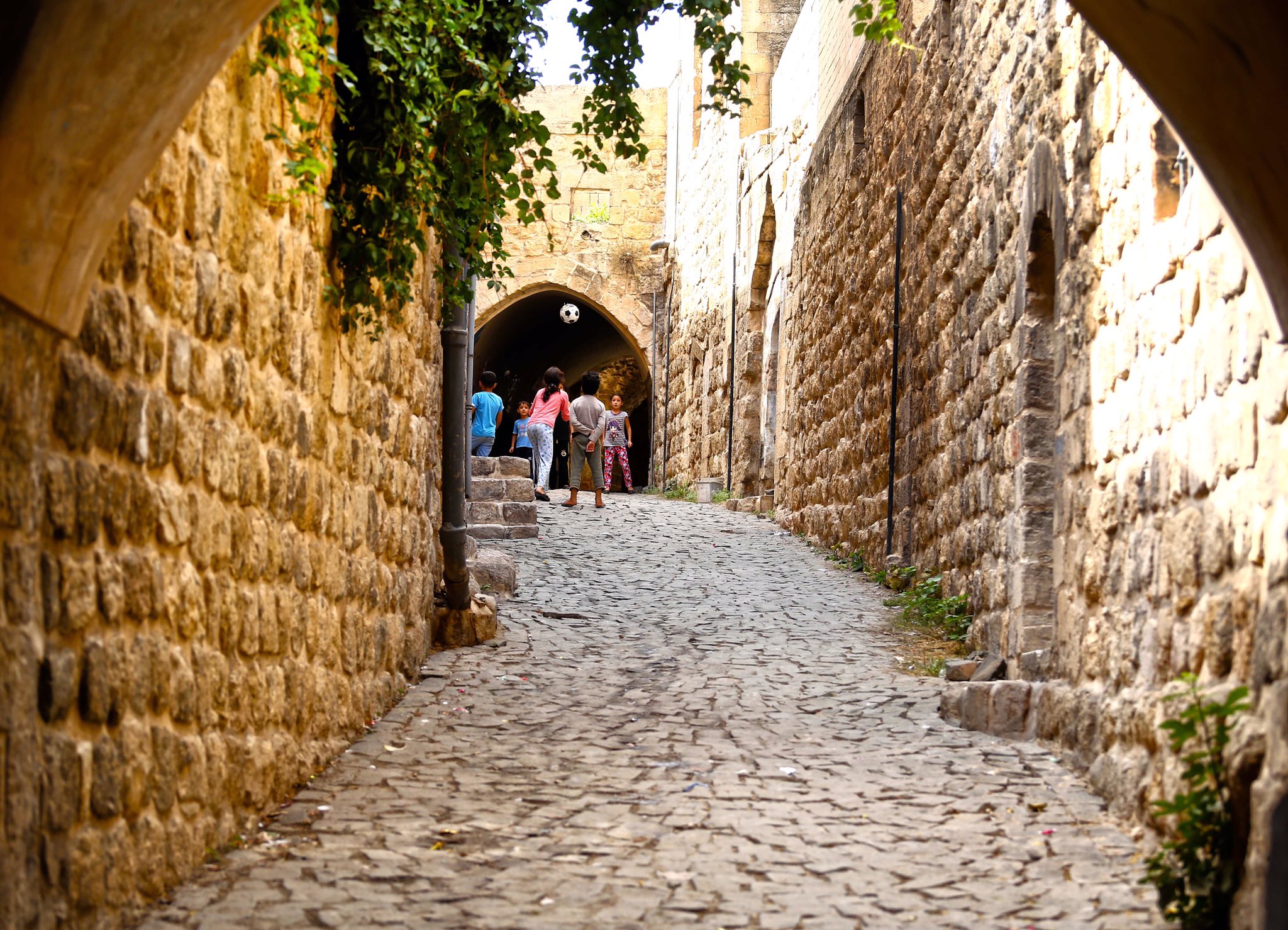 Movapark AVM в X: „#Movailekeşfet köşemizde bugün #Abbaralar var. 🗺🧐  •Eski Mardin'in labirent benzeri sokakları, birbirine binaların altından  geçen abbara adlı geçitlerle bağlanır. •Kelime anlamı Arapçada “kapalı yer”  olan abbaralar Mardin'in en