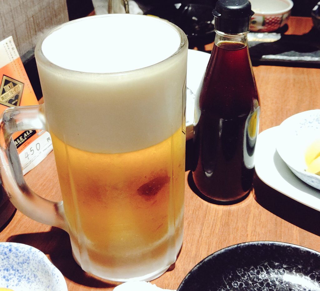 昨夜のドでかビールと生牡蠣ー。いったい牡蠣いくつ食べられるのか自分の限界にチャレンジしてみたら生牡蠣２９個とカキフライ３個でした。実はマグロのカマと〆に半ラーメンも食べたのは内緒ね。