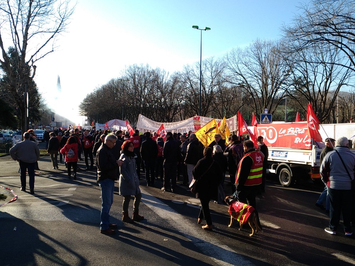 antony_cf's tweet photo. Entre 3.000 et 5.000 personnes manifestent à Clermont contre la réforme des retraites. 1.800 selon la police. https://t.co/Mog4E56yH0
