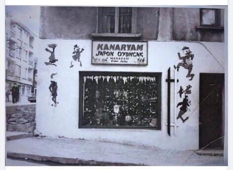 Hamdi Gezmiş (@hamdigezmis) on Twitter photo Eskilerden bir anı; Mahallemiz, Üsküdar Çiçekçi’de rahmetli Erdem Savaş’ın işlettiği “Kanaryam” oyuncak ve kırtasiye dükkanı.
Gençlik yıllarımızda uğrak yerimiz..
<a href="/SunayAkin/">Sunay Akın</a> Eskilerden bir anı; Mahallemiz, Üsküdar Çiçekçi’de rahmetli Erdem Savaş’ın işlettiği “Kanaryam” oyuncak ve kırtasiye dükkanı.
Gençlik yıllarımızda uğrak yerimiz..
<a href="/SunayAkin/">Sunay Akın</a>