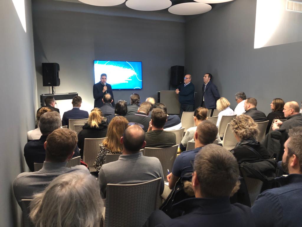 Aujourd'hui nos partenaires #Laghetto sont à Vescovato (Italie) sur le site de production pour une journée de visite et de rencontre avec l'équipe d'Agrisilos !
Nous y découvrons les nouveautés 2020 dont par exemple
la Piu Bella, petite piscine design prête à poser !