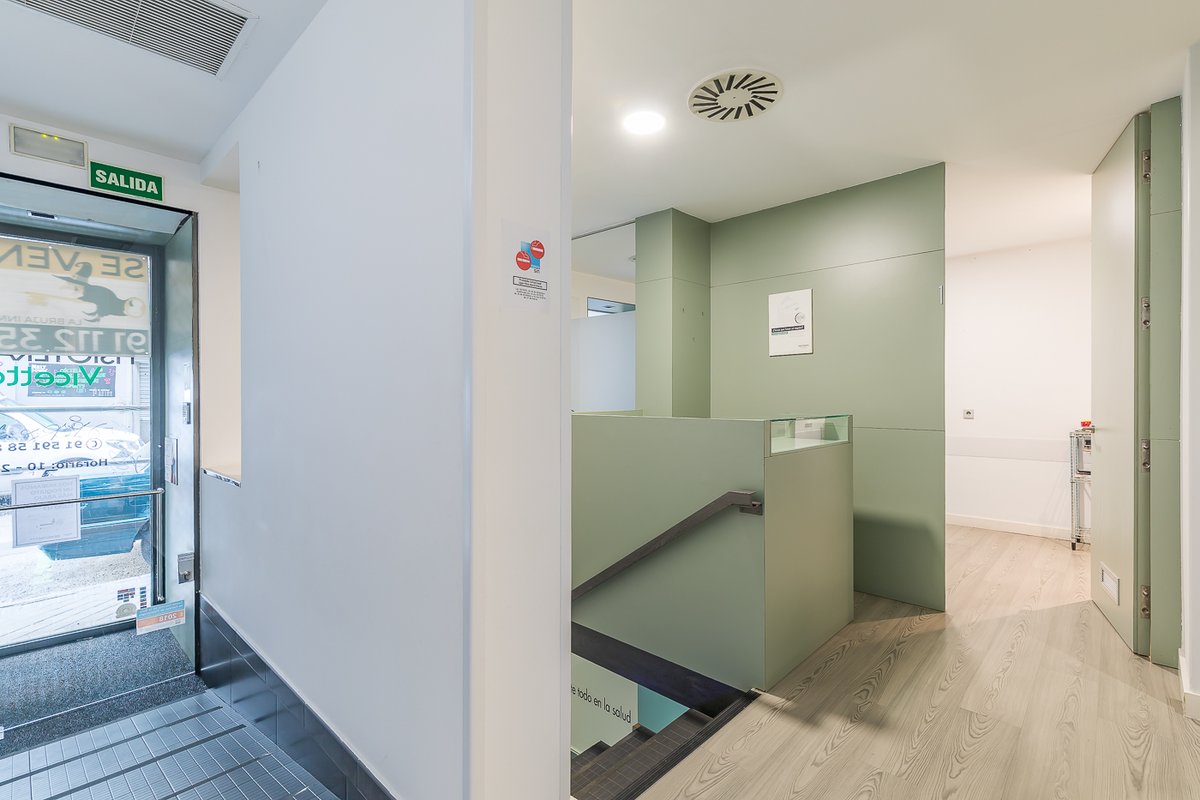 Local comercial en #venta o #alquiler en #Chamberí planta calle de 117 m2 y 3 escaparates, #reformado y listo para comenzar actividad. Ideal para centro de #formación, #oficinas, #estética, #clínicadental o cualquier actividad sin salida de humos. idealista.com/inmueble/88281… #Madrid