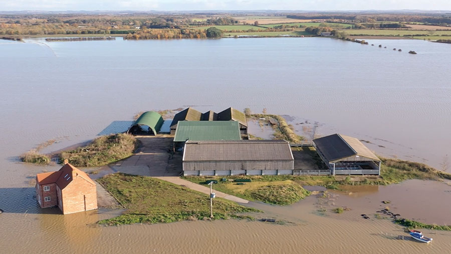 A £2 million #FarmingRecoveryFund to support farmers who suffered uninsurable damage in the floods in November has opened for applications.

Farmers in designated areas could apply for grants between £500 & £25,000. 

Details: gov.uk/government/pub…

#Flooding #Farming