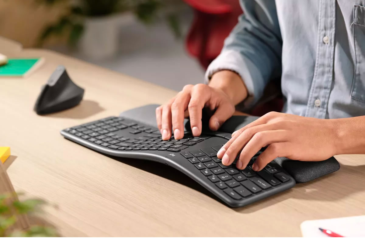 cowcotland's tweet photo. #Logitech se lance aussi dans le clavier ergonomique avec le #Ergo #K860 https://t.co/vZpdSSa3S9 https://t.co/hIl3CIdwiL