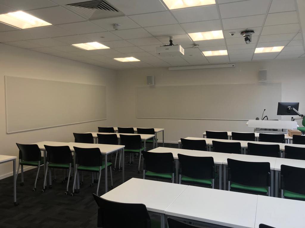 Thinkspaces1's tweet image. Continuous Writing Wall install at City University London - Franklin Building, creating a seamless (dry wipe and low gloss) writing and projection surface in their classroom spaces.  #CityUniversityLondon #LearningSpaceDesign #WritingSurfaces