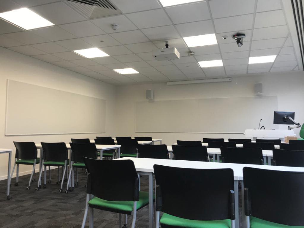 Thinkspaces1's tweet image. Continuous Writing Wall install at City University London - Franklin Building, creating a seamless (dry wipe and low gloss) writing and projection surface in their classroom spaces.  #CityUniversityLondon #LearningSpaceDesign #WritingSurfaces