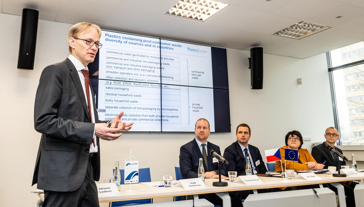 ORLENUnipetrol's tweet photo. V sídle Unipetrol výzkumně vzdělávacího centra se dnes koná workshop zaměřený na zpracování plastového odpadu. Setkání se zúčastní více než 70 vědců, manažerů průmyslových firem, zástupců státní správy a dalších odborníků ze 4 zemí – Česka, Polska, Německa a Slovenska. #UniCRE https://t.co/jAP7WfWHUq