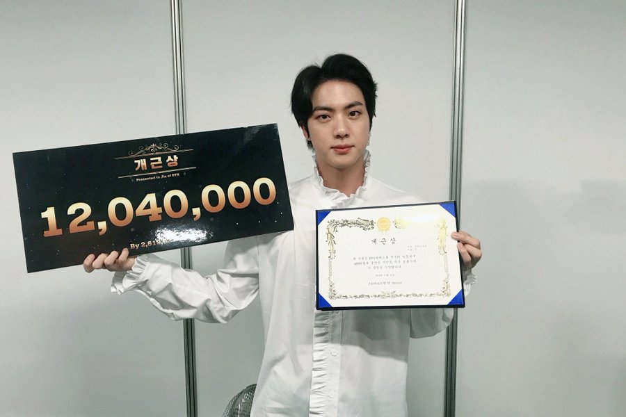 It didn’t take Jin long to rule over Weverse. His perfect attendance during holidays forced the staff to craft the 1st ever Weverse award. Whilst we were busy clowning Jin for not knowing how to post a “moment”,he was waiting for right time. His 1st story=showing off his award.