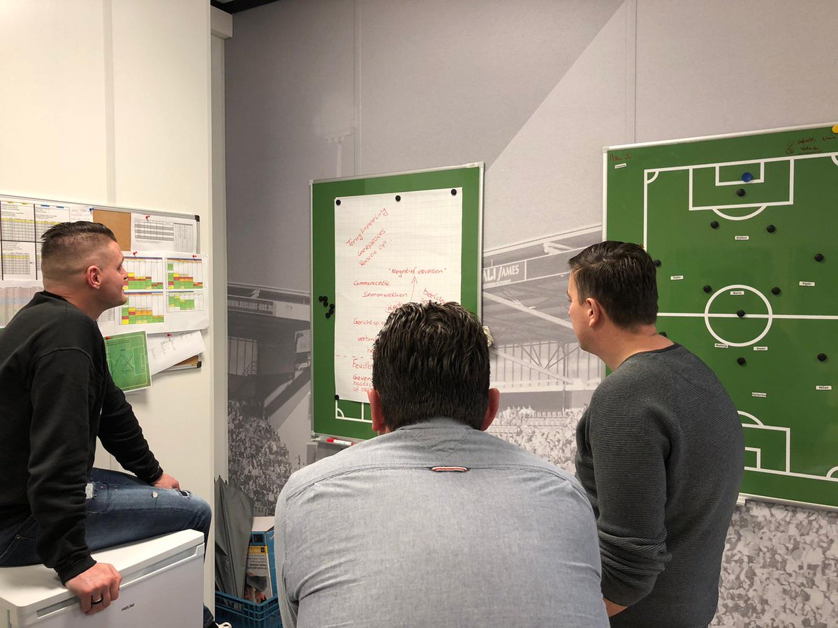Cruyff_Inst_NL's tweet image. Typologieën en Feedback waren de thema's die gisteren op het menu stonden voor de jeugdtrainers van @NACnl, die tot en met juni een op maat gemaakte Master in Coaching programma volgen. Onze docent @Karendejuf ging met hen aan de slag!

#EducatingLeaders #Coaching