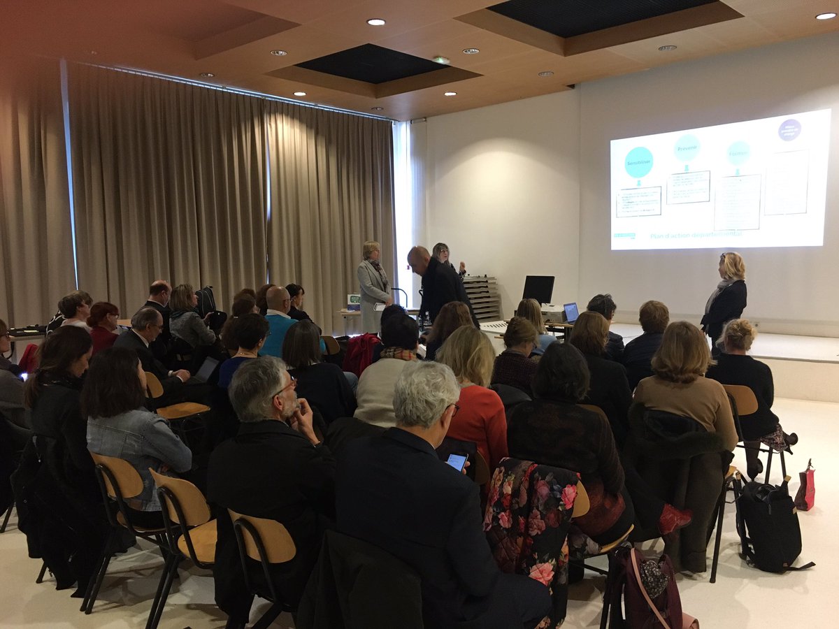 ClemHESLING's tweet photo. Ce matin au collège Masaryk de Chatenay-Malabry pour la remise des malettes #Classerespect #NonAuHarcelement, des contenus pédagogiques pour le #cycles3 #ensembleonestplusforts https://t.co/8K6rPExDzS