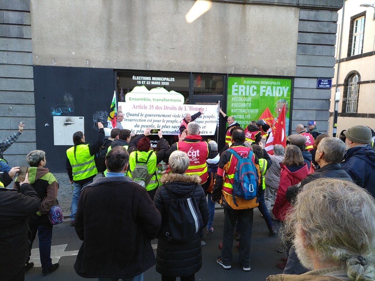antony_cf's tweet photo. Bien que les organisateurs aient détourné le cortège, les manifestants s'arrêtent devant la permanence d'Éric Faidy, sans violence. Mais la vitrine devra être nettoyée... https://t.co/sBIn1M2C2E