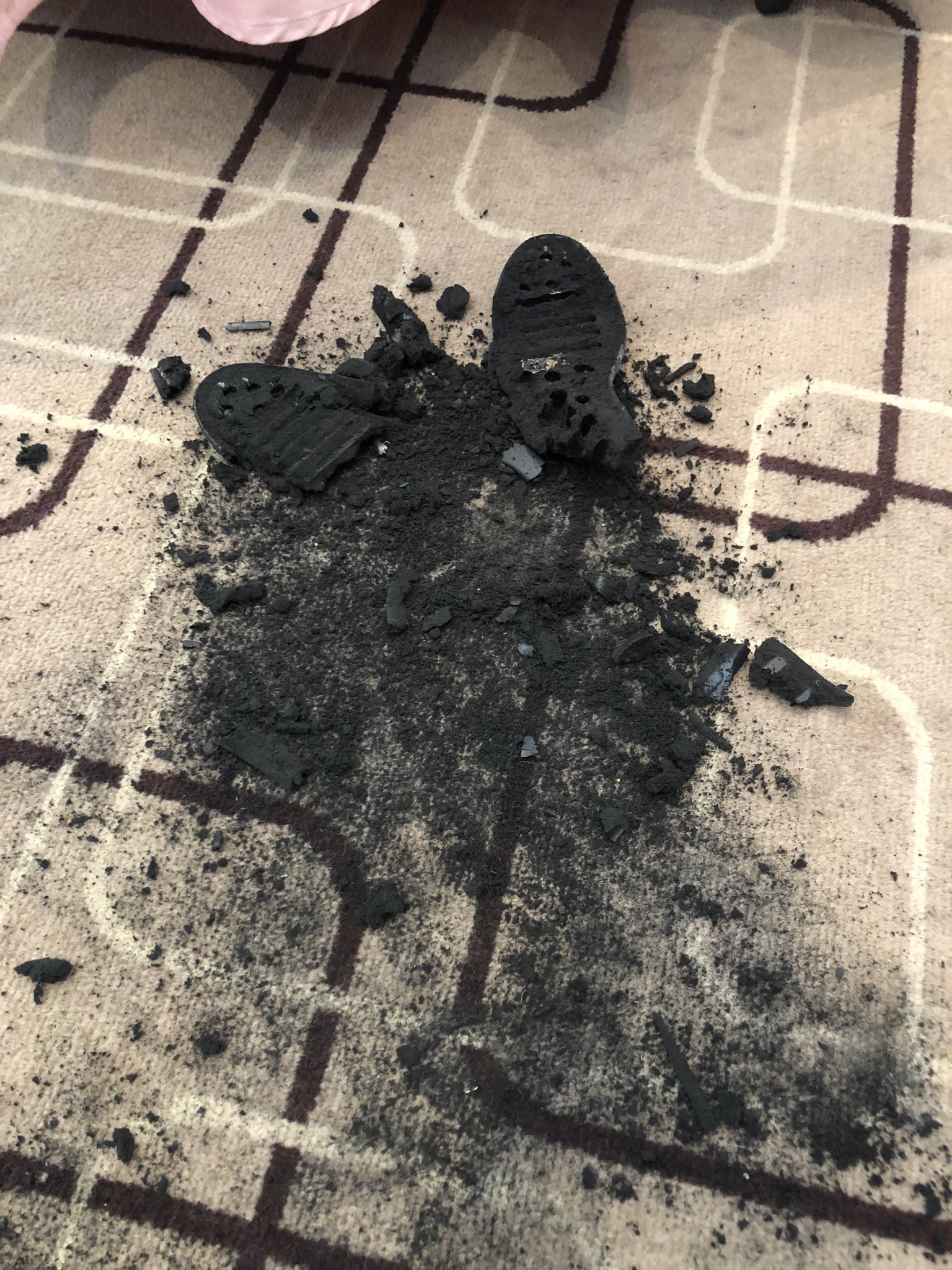 こきざみインディアン さーねー オリジン沖縄 披露宴お開き後に円卓のイスを撤収して掃除入る前 久しぶりに革靴出して ボロボロなってそのまま帰る 披露宴あるある つって 加水分解 披露宴あるある T Co Fwsfoxixoo Twitter