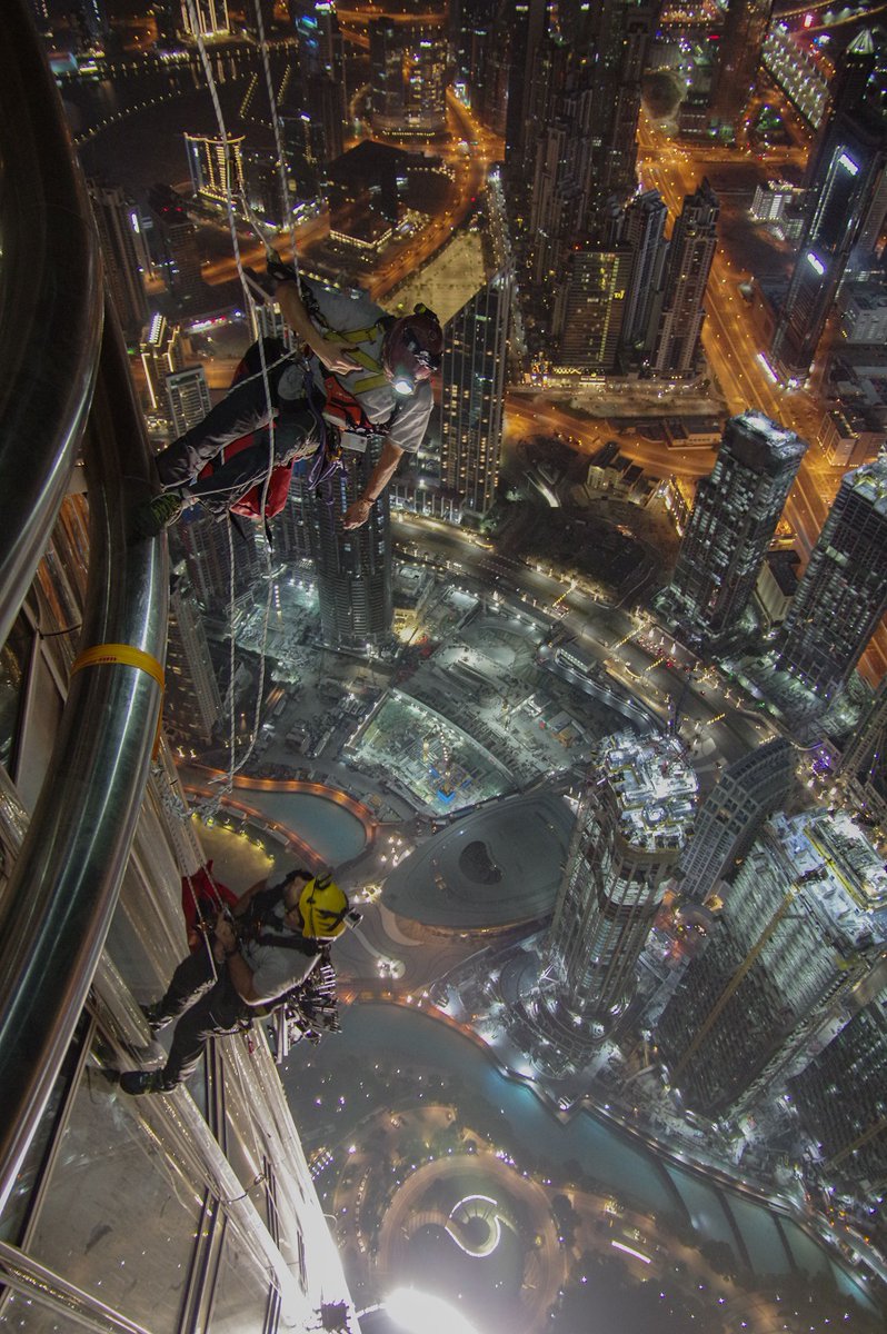 En fin d'année 2019 une équipe de Cévennes Evasion avec Groupe F, pour la mise en place d'un feu artifice du nouvel an sur la tour Burj Khalifa à Dubaï.