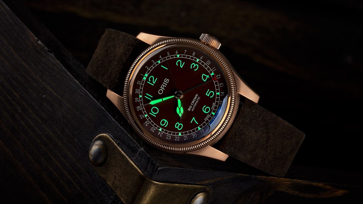 OrisRussia's tweet image. #Новыечасы – признание важности той роли, которую #часы #BigCrownPointerDate сыграли в истории #Oris. Эту модель никогда не снимали с производства, она превратилась в своего рода визитную карточку бренда.

#бронза #швейцарскиечасы #винтаж #мужскиечасы #ретро #механическиечасы